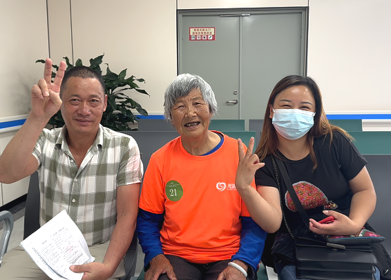 4被捐赠者3人合影.png 4被捐赠者3人合影.png